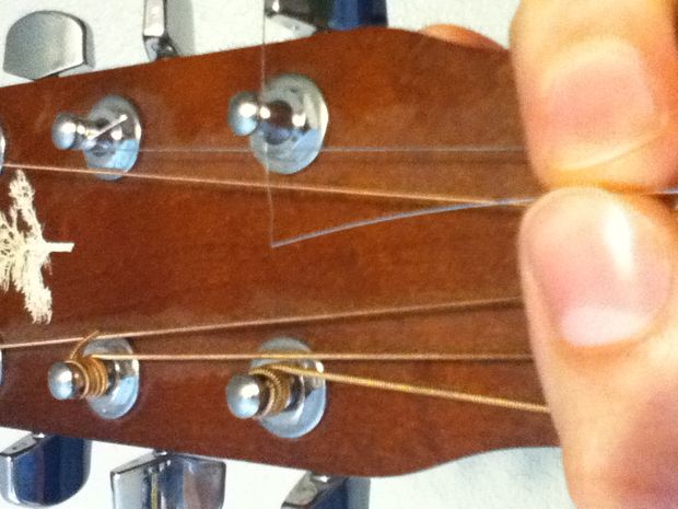 Luồn dây vào khóa đàn