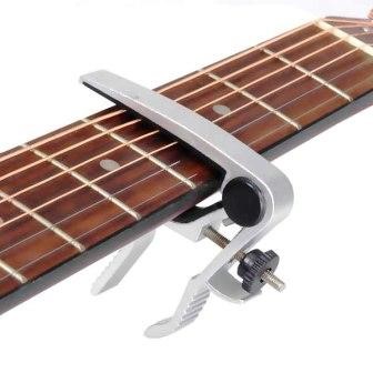 kep-capo-len-can-dan-guitar