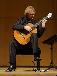 tu-the-ngoi-choi-dan-guitar